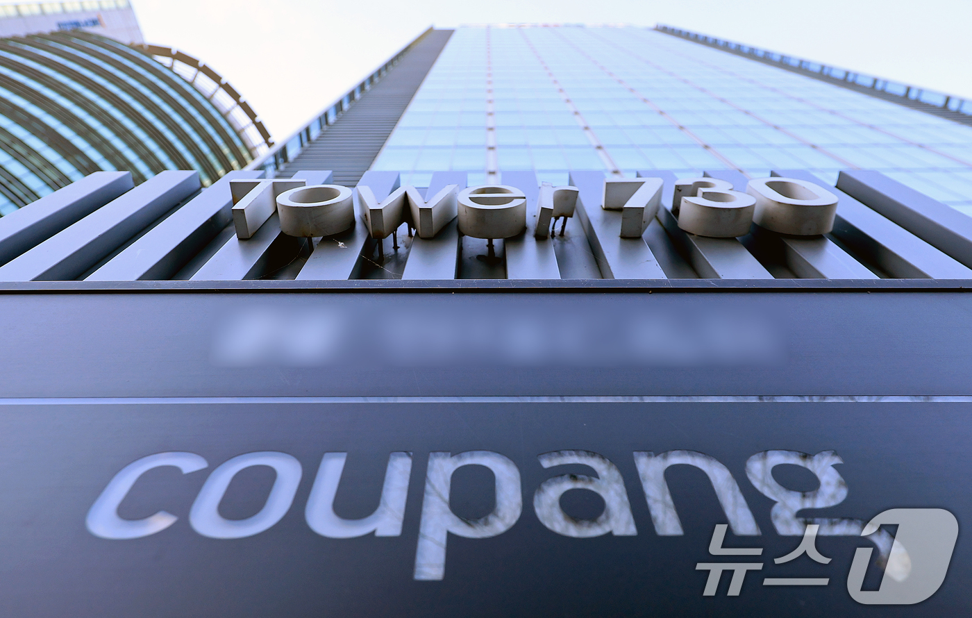 (서울=뉴스1) 이호윤 기자 = 고객계정 약 3370만개 대규모 개인정보 유출로 인해 쿠팡 이용자 수가 급감한 것으로 집계됐다. 9일 데이터 테크기업 아이지에이웍스 모바일인덱스에 …