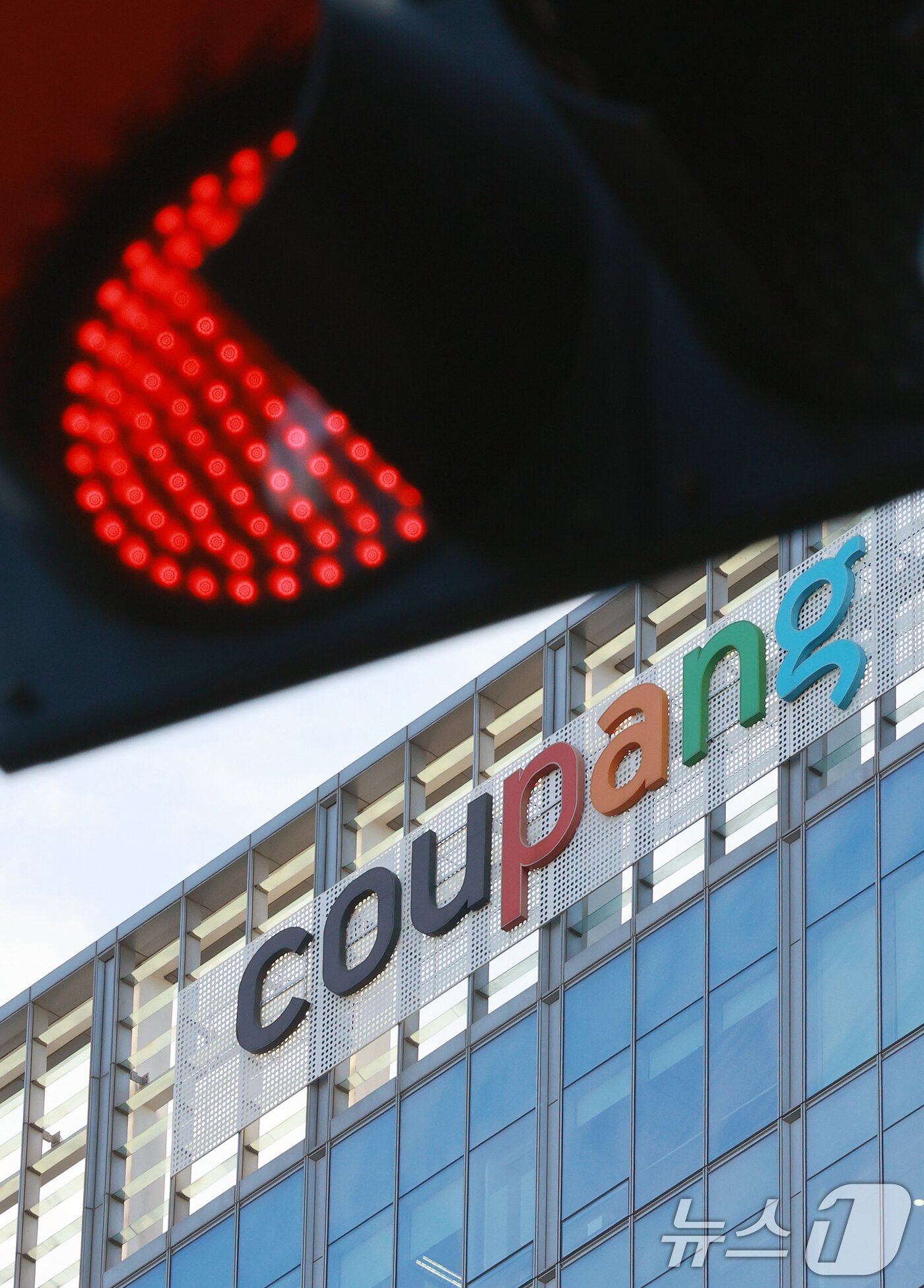 본문 이미지 - 쿠팡이 고객계정 약 3370만개 대규모 개인정보 유출로 관련해 경찰이 압수수색을 진행한 9일 서울 송파구에 위치한 쿠팡 본사 모습. 2025.12.9/뉴스1 ⓒ News1 이호윤 기자