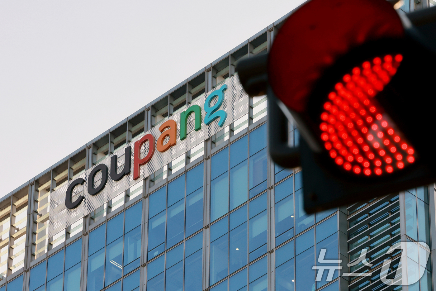 (서울=뉴스1) 이호윤 기자 = 고객계정 약 3370만개 대규모 개인정보 유출로 인해 쿠팡 이용자 수가 급감한 것으로 집계됐다. 9일 데이터 테크기업 아이지에이웍스 모바일인덱스에 …