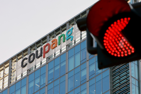 경찰 '개인정보 유출' 쿠팡 본사 압수수색…"유출자·경로 규명"