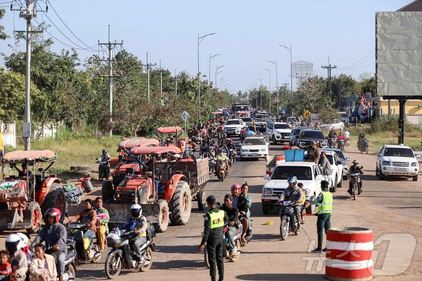 본문 이미지 - 8일&#40;현지시간&#41; 태국과 캄보디아 간 무력 충돌이 발생한 이후 오다르 민체이주에서 태국 주민들이 대피하고 있다. 2025.12.08. ⓒ AFP=뉴스1 ⓒ News1 이정환 기자