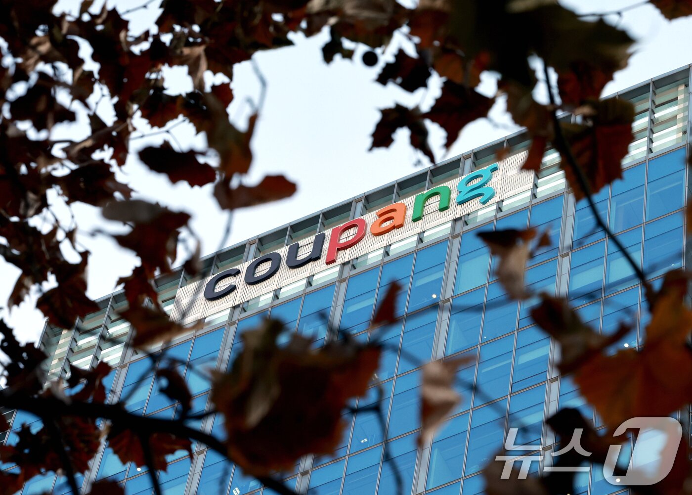 본문 이미지 - 쿠팡이 고객계정 약 3370만개 대규모 개인정보 유출로 관련해 경찰이 압수수색을 진행한 9일 서울 송파구에 위치한 쿠팡 본사 모습. 2025.12.9/뉴스1 ⓒ News1 이호윤 기자