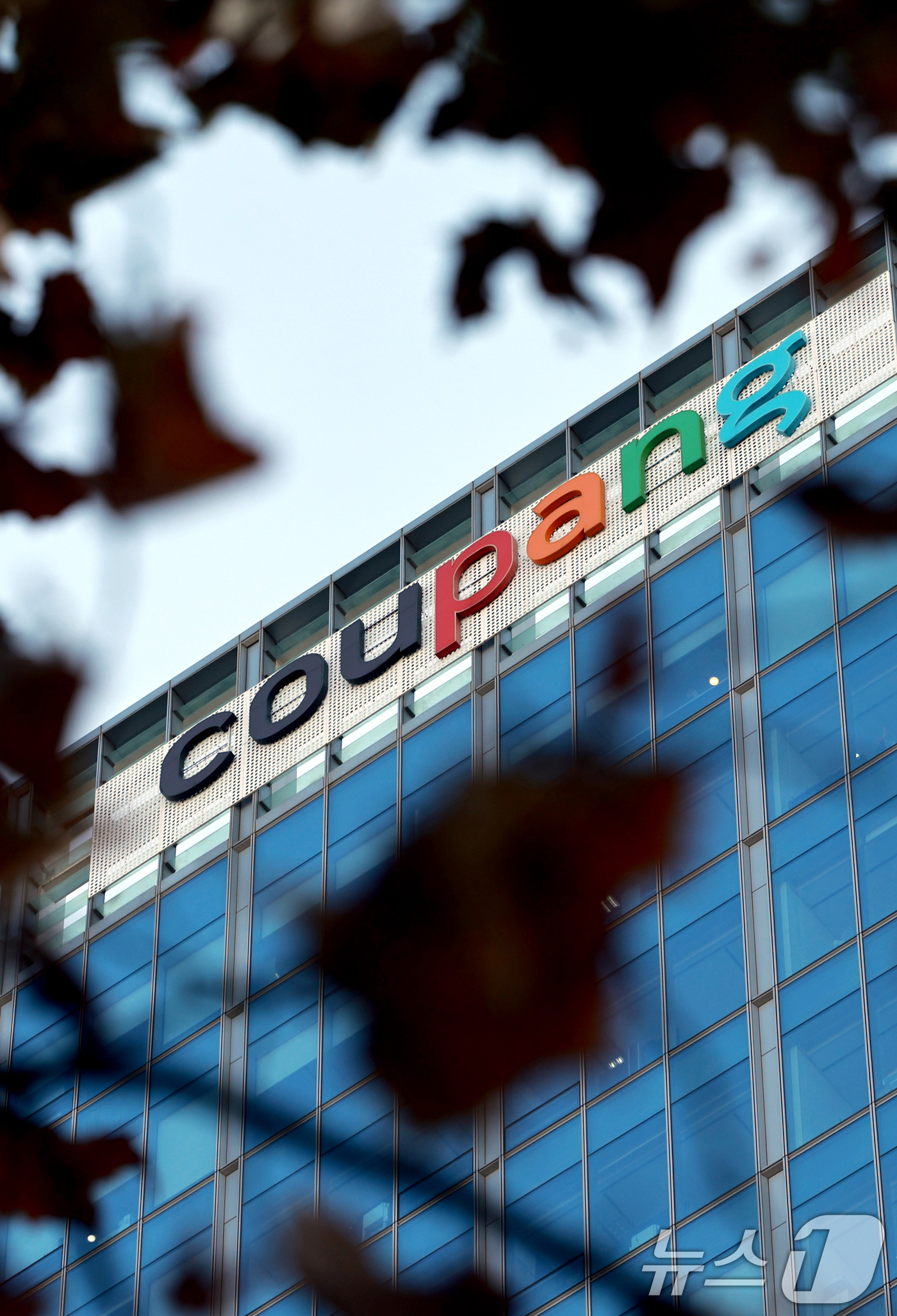 (서울=뉴스1) 이호윤 기자 = 고객계정 약 3370만개 대규모 개인정보 유출로 인해 쿠팡 이용자 수가 급감한 것으로 집계됐다. 9일 데이터 테크기업 아이지에이웍스 모바일인덱스에 …