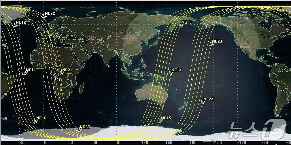 본문 이미지 - 초소형 군집위성 시스템 지상 궤적. &#40;과기정통부 제공&#41;