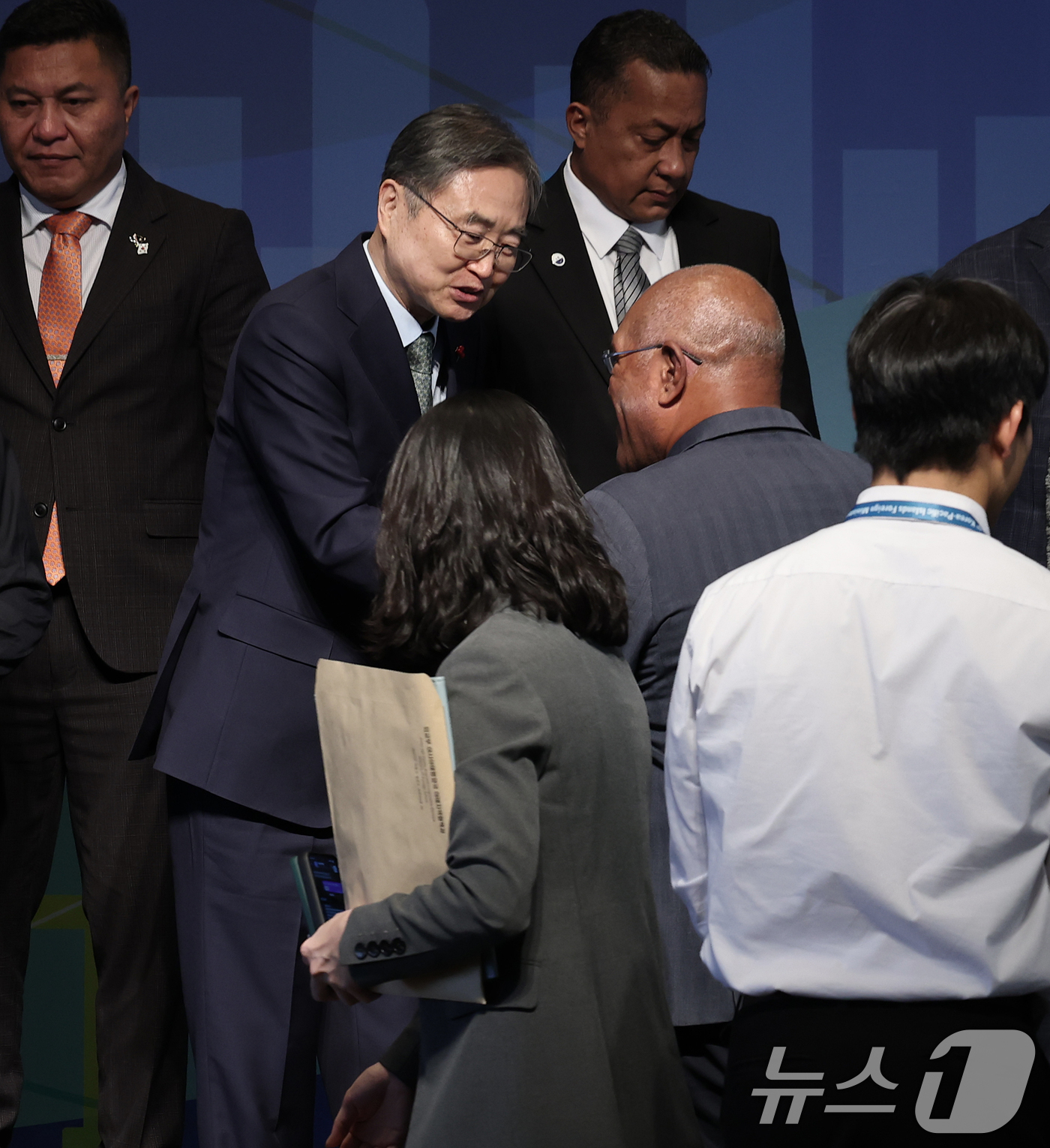 (서울=뉴스1) 오대일 기자 = 조현 외교부 장관이 9일 오전 서울 중구 더플라자 호텔에서 열린 제6차 한·태평양도서국 외교장관회의에서 각국 장관들과 인사를 나누고 있다.태평양도서 …