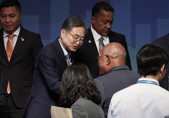 태평양도서국 외교장관들과 악수하는 조현 외교장관