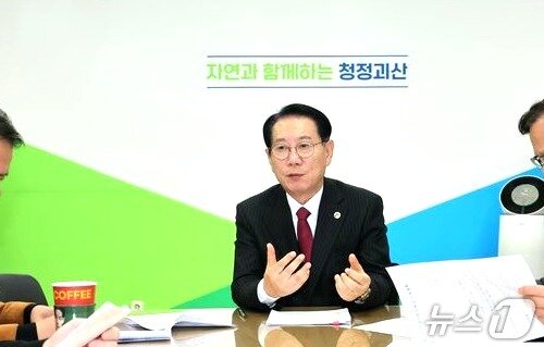 본문 이미지 - 지난 8일 송인헌 괴산군수가 민생안정지원금 지급 계획을 발표하고 있다.&#40;괴산군 제공. 재판매 및 DB금지&#41;/뉴스1 