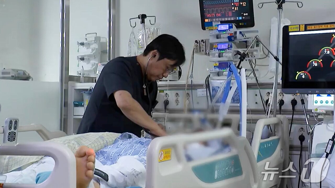 본문 이미지 - 중환자실에서 처치하는 장성욱 센터장. (단대병원 제공. 재판매 및 DB금지)