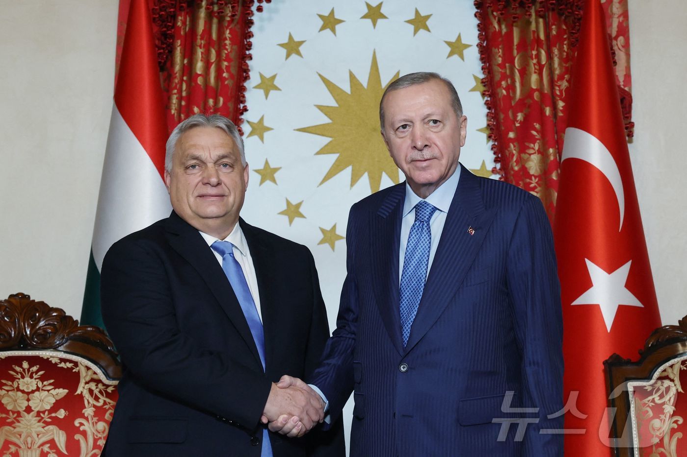 (이스탄불 AFP=뉴스1) 김경민 기자 = 빅토르 오르반 헝가리 총리(왼쪽)와 레제프 타이이프 에르도안 대통령이 8일(현지시간) 악수를 하고 있다. 2025.12.8ⓒ AFP=뉴스 …