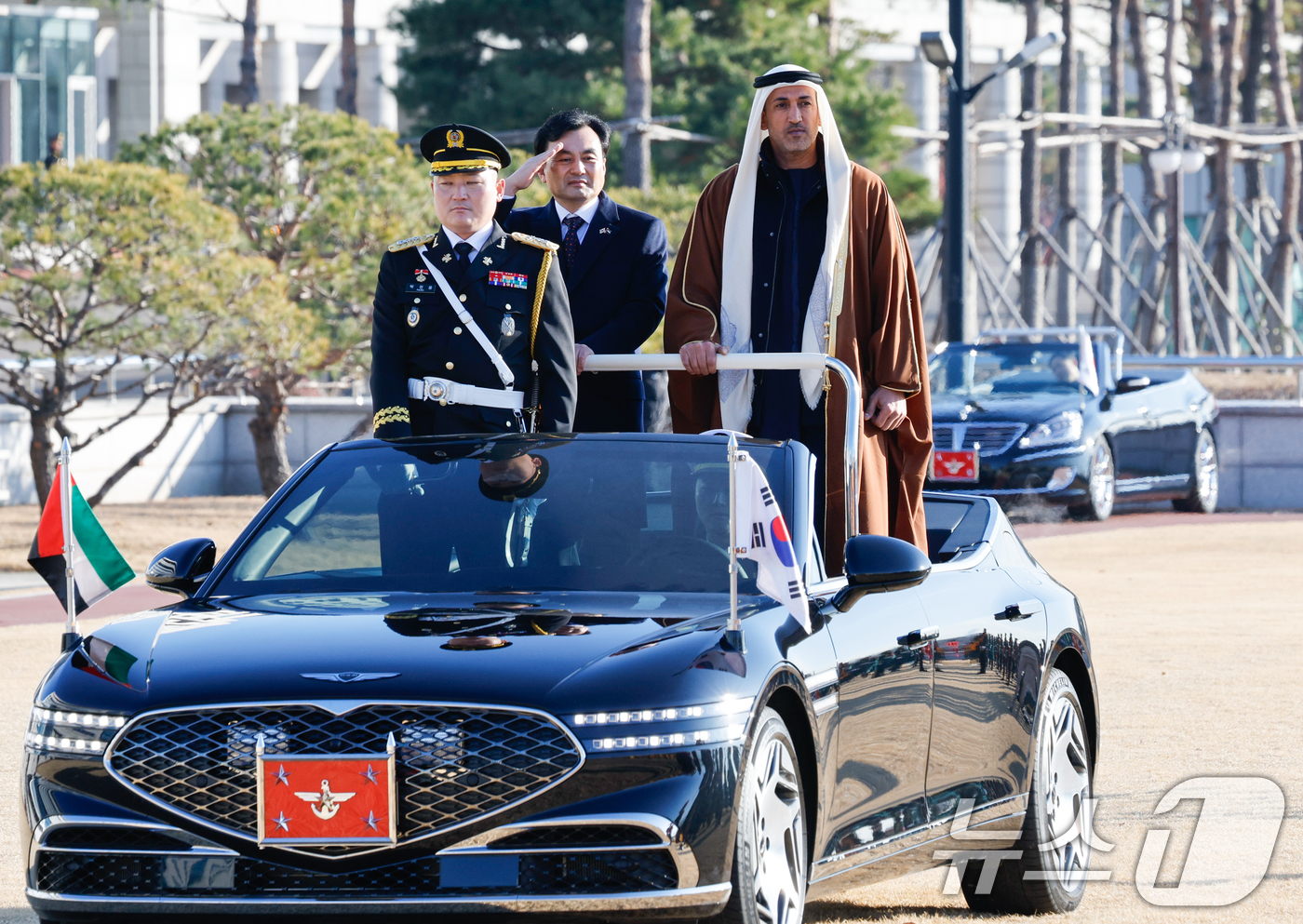 (서울=뉴스1) 안은나 기자 = 안규백 국방부 장관과 모하메드 무바락 알 마즈루이 아랍에미리트(UAE) 국방특임장관이 9일 서울 용산구 국방부 연병장에서 한-UAE 공동고위군사위를 …