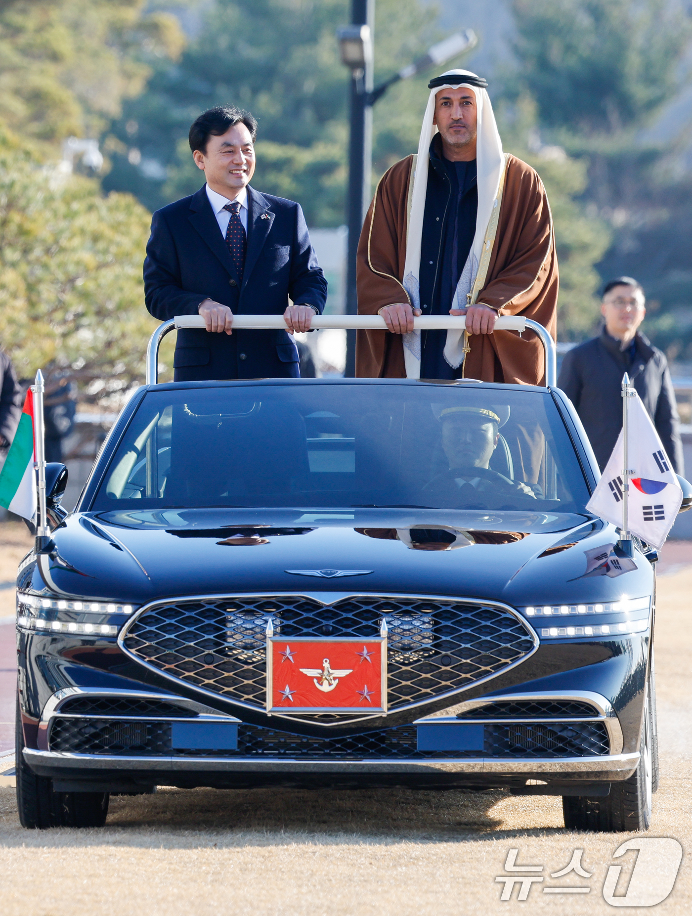 (서울=뉴스1) 안은나 기자 = 안규백 국방부 장관과 모하메드 무바락 알 마즈루이 아랍에미리트(UAE) 국방특임장관이 9일 서울 용산구 국방부 연병장에서 한-UAE 공동고위군사위를 …