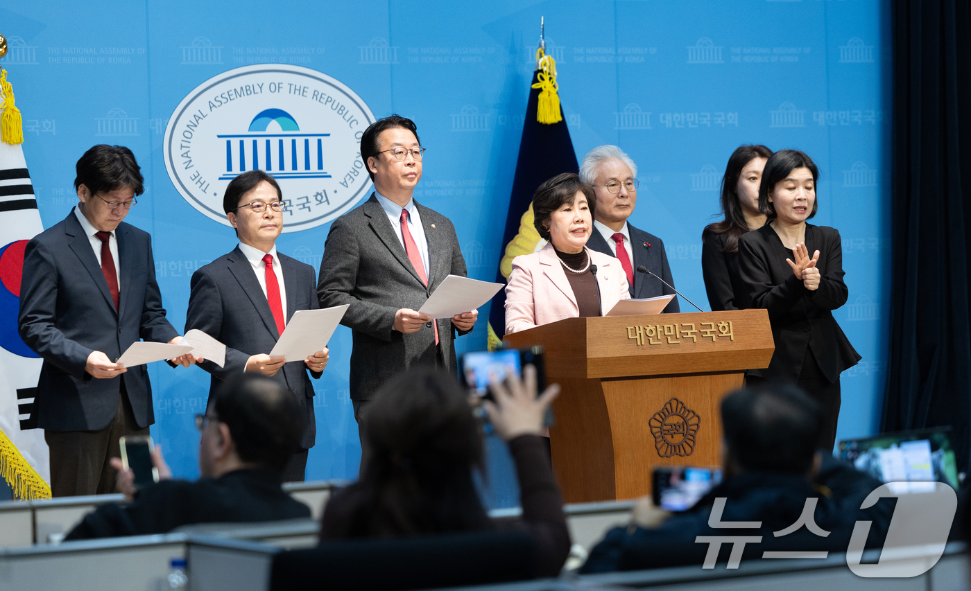 (서울=뉴스1) 이승배 기자 = 조배숙 국민의힘 사법정의수호 및 독재저지 특별위원장이 9일 서울 여의도 국회 소통관에서 더불어민주당의 2차 종합특검 관련 규탄 기자회견을 하고 있다 …