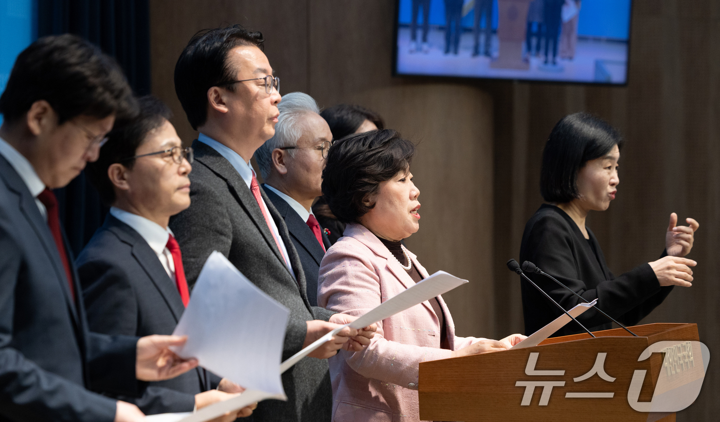 (서울=뉴스1) 이승배 기자 = 조배숙 국민의힘 사법정의수호 및 독재저지 특별위원장이 9일 서울 여의도 국회 소통관에서 더불어민주당의 2차 종합특검 관련 규탄 기자회견을 하고 있다 …
