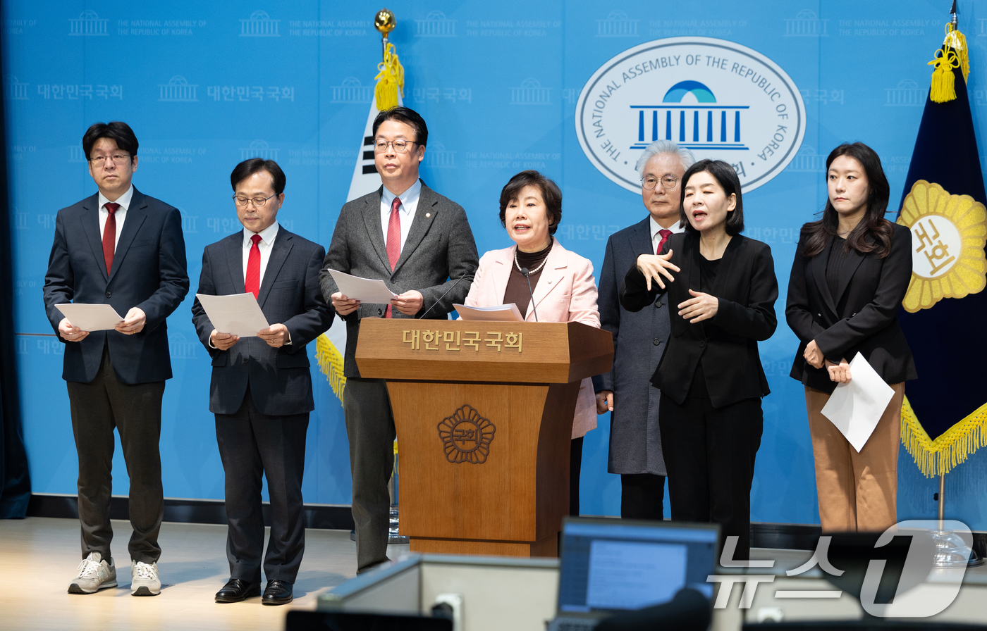 (서울=뉴스1) 이승배 기자 = 조배숙 국민의힘 사법정의수호 및 독재저지 특별위원장이 9일 서울 여의도 국회 소통관에서 더불어민주당의 2차 종합특검 관련 규탄 기자회견을 하고 있다 …