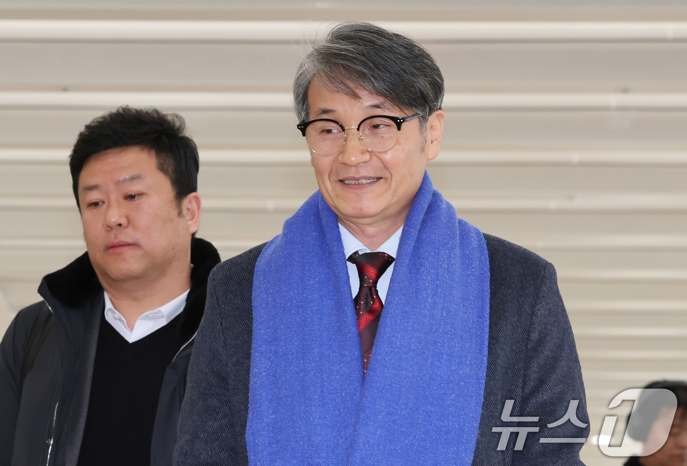 (서울=뉴스1) 장수영 기자 = 김건희 여사에게 명품 가방을 선물한 것으로 알려진 최재영 목사가 9일 오전 서울 종로구 광화문 KT 빌딩에 위치한 김건희 특검에 참고인 신분으로 출 …