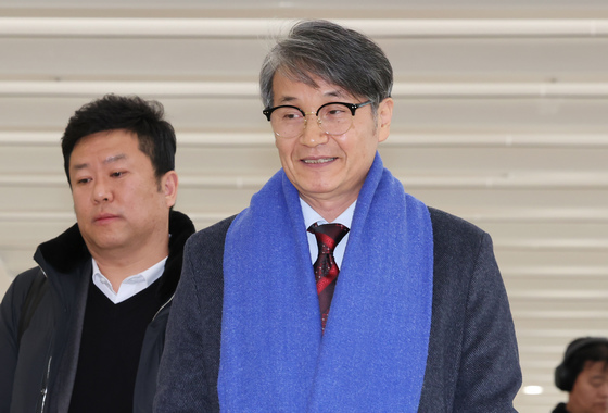 '디올백 선물' 최재영 목사, 첫 특검 출석 "김건희, 내란 주도"