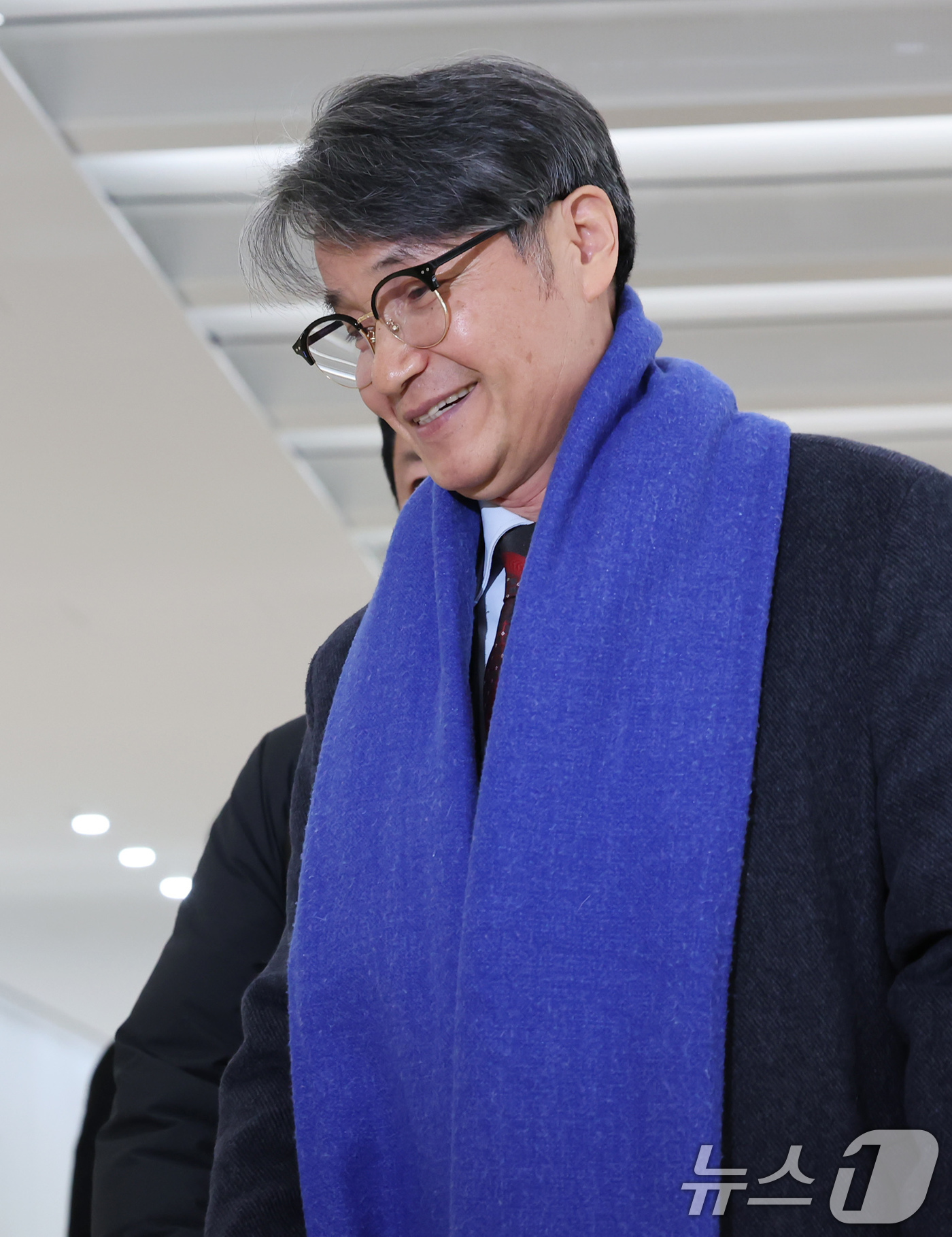 (서울=뉴스1) 장수영 기자 = 김건희 여사에게 명품 가방을 선물한 것으로 알려진 최재영 목사가 9일 오전 서울 종로구 광화문 KT 빌딩에 위치한 김건희 특검에 참고인 신분으로 출 …