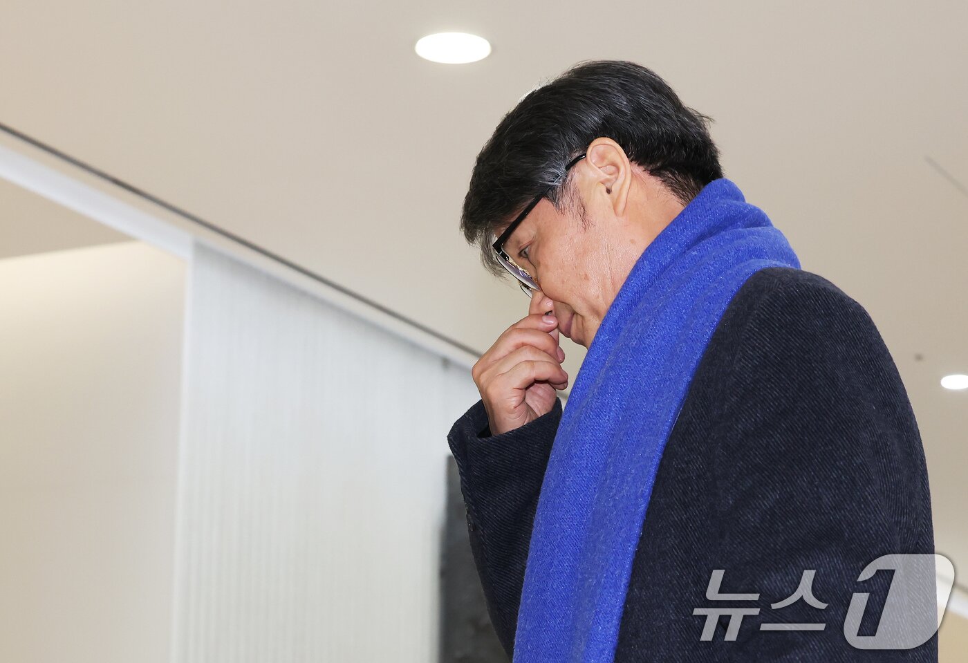 본문 이미지 - 김건희 여사에게 명품 가방을 선물한 것으로 알려진 최재영 목사가 9일 오전 서울 종로구 광화문 KT 빌딩에 위치한 김건희 특검에 참고인 신분으로 출석하고 있다. 2025.12.9/뉴스1 ⓒ News1 장수영 기자