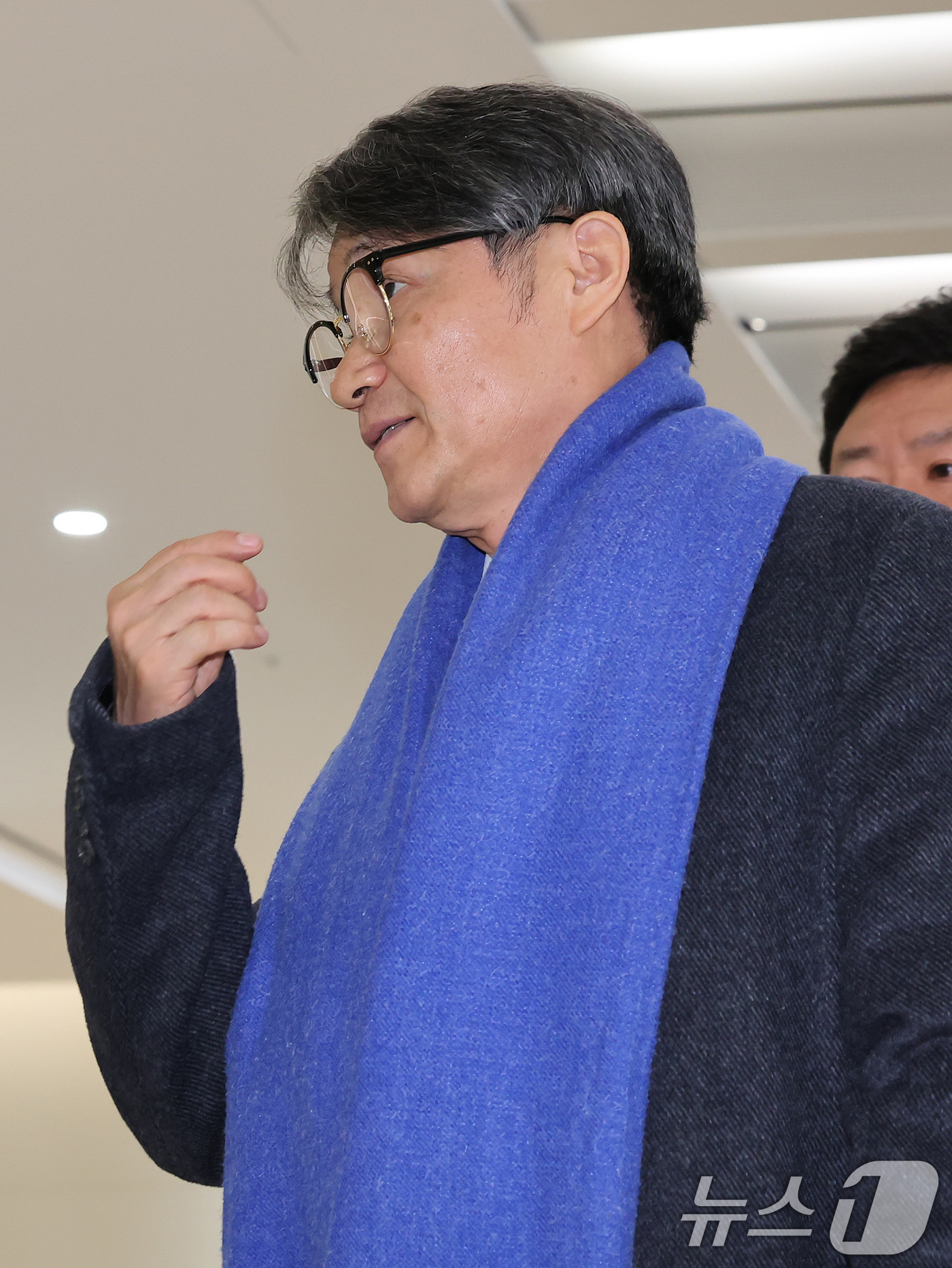 (서울=뉴스1) 장수영 기자 = 김건희 여사에게 명품 가방을 선물한 것으로 알려진 최재영 목사가 9일 오전 서울 종로구 광화문 KT 빌딩에 위치한 김건희 특검에 참고인 신분으로 출 …