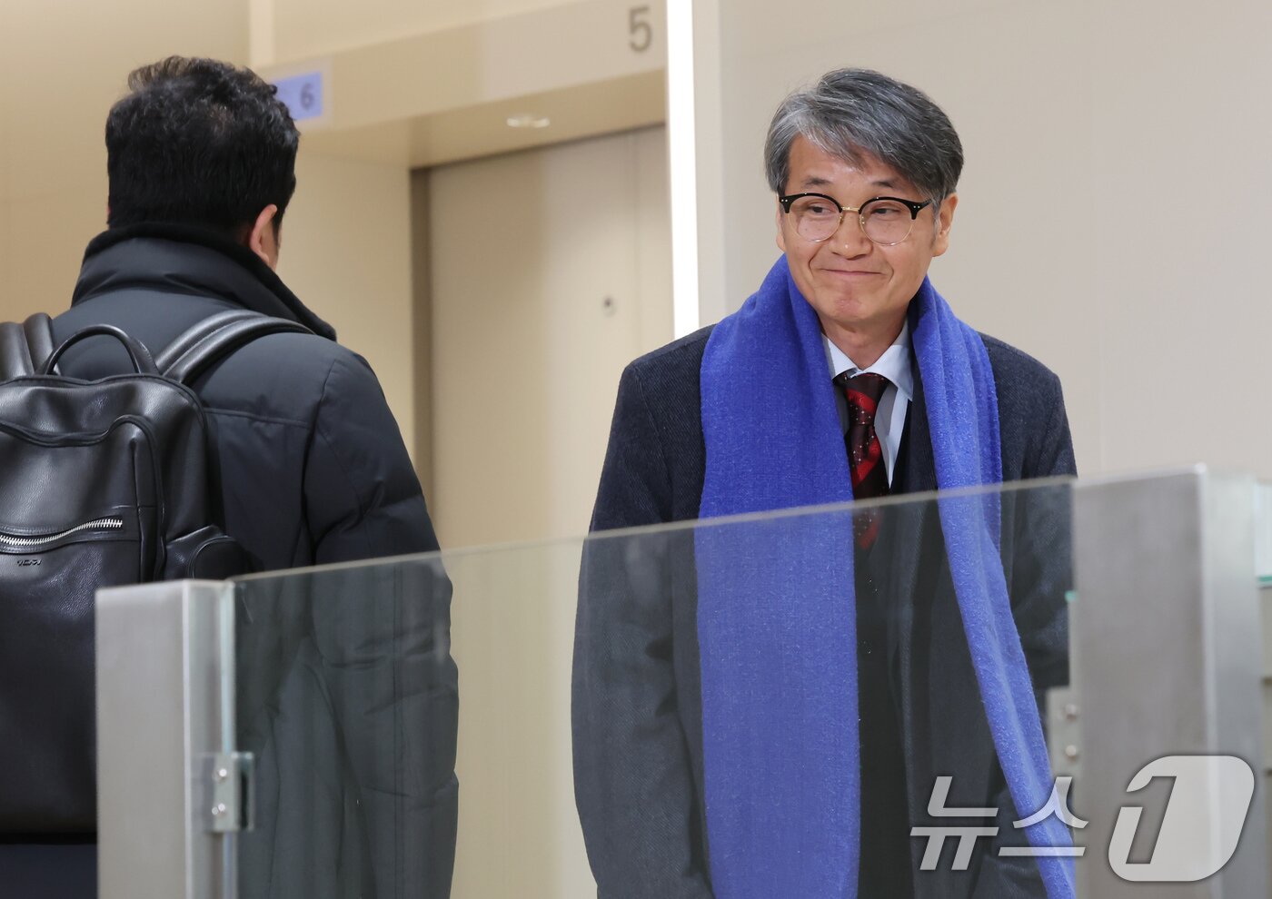 본문 이미지 - 김건희 여사에게 명품 가방을 선물한 것으로 알려진 최재영 목사가 9일 오전 서울 종로구 광화문 KT 빌딩에 위치한 김건희 특검에 참고인 신분으로 출석하고 있다. 2025.12.9/뉴스1 ⓒ News1 장수영 기자