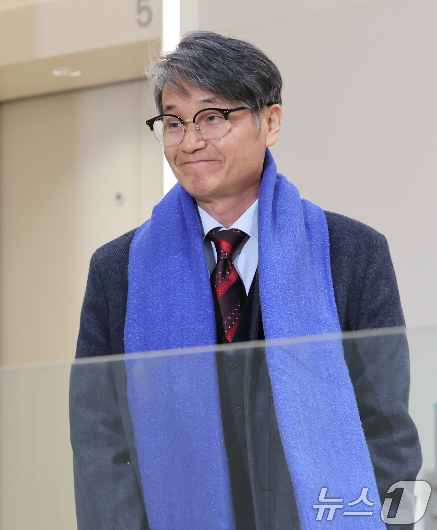 본문 이미지 - 김건희 여사에게 명품 가방을 선물한 것으로 알려진 최재영 목사가 9일 오전 서울 종로구 광화문 KT 빌딩에 위치한 김건희 특검에 참고인 신분으로 출석하고 있다. 2025.12.9/뉴스1 ⓒ News1 장수영 기자