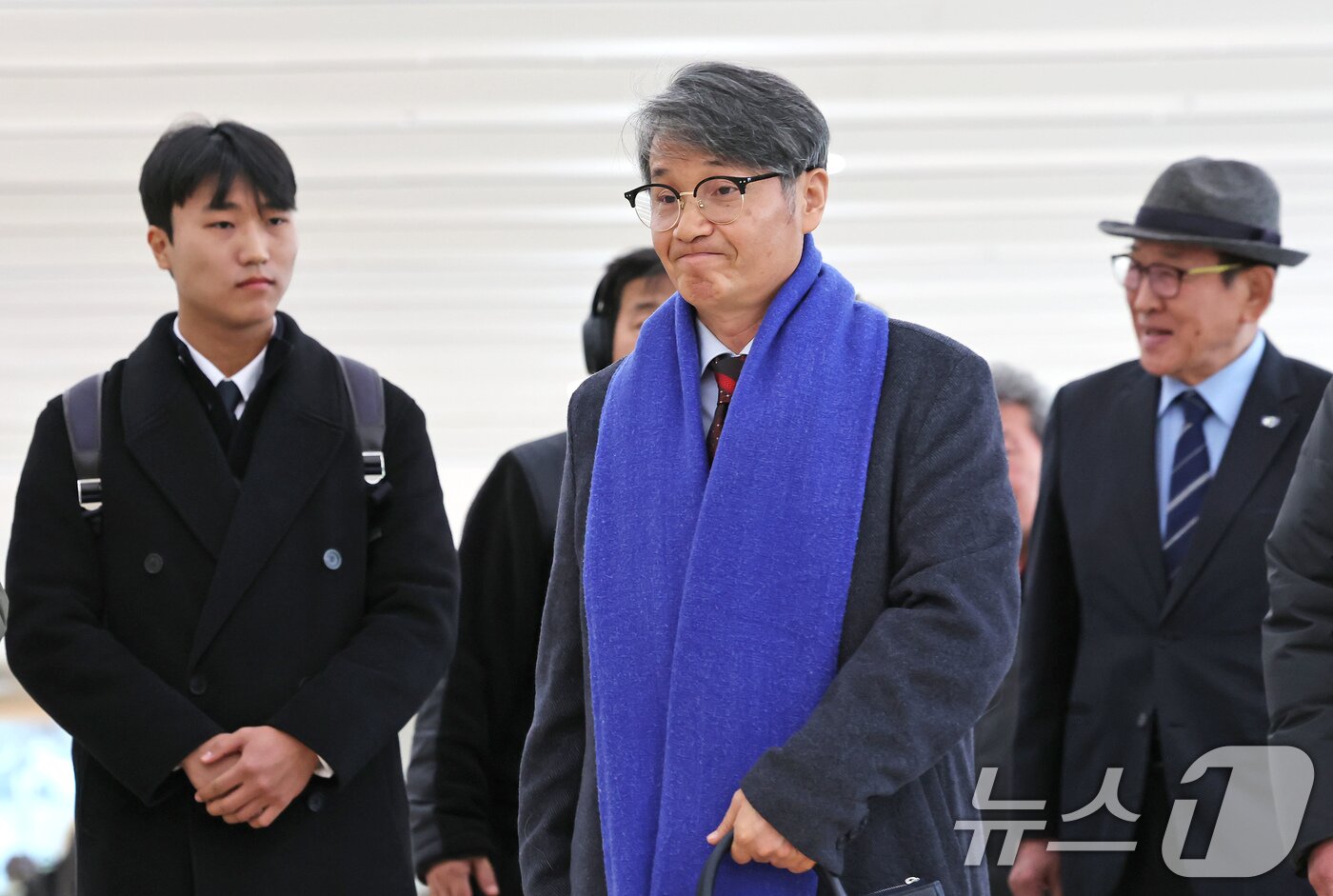 본문 이미지 - 김건희 여사에게 명품 가방을 선물한 것으로 알려진 최재영 목사가 9일 오전 서울 종로구 광화문 KT 빌딩에 위치한 김건희 특검에 참고인 신분으로 출석하고 있다. 2025.12.9/뉴스1 ⓒ News1 장수영 기자