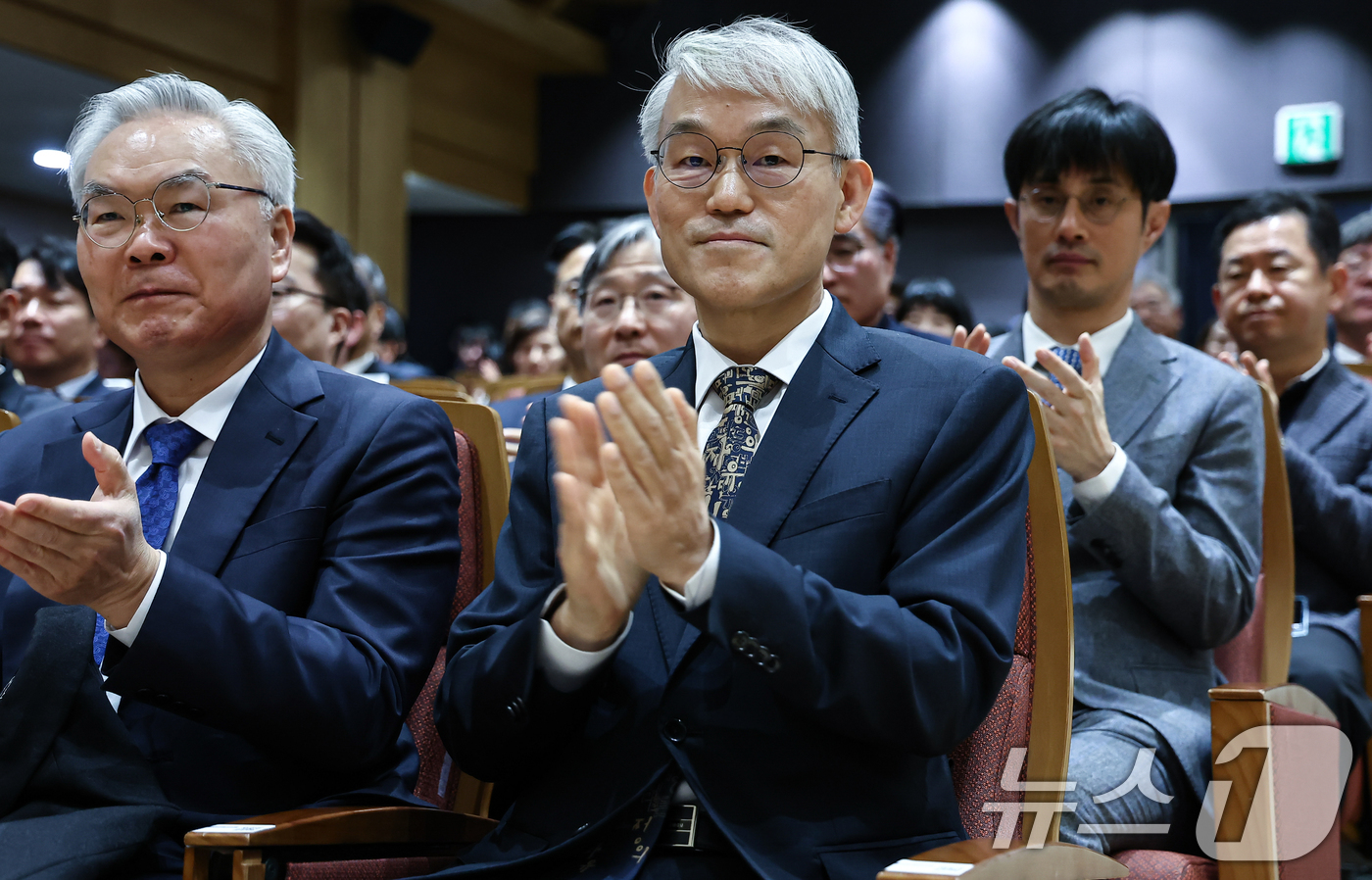 (서울=뉴스1) 김도우 기자 = 천대엽 법원행정처장이 9일 서울 서초구 서울법원종합청사에서 열린 '국민을 위한 사법제도 개편 과제 공청회'에 참석해 손뼉을 치고 있다. 2025.1 …