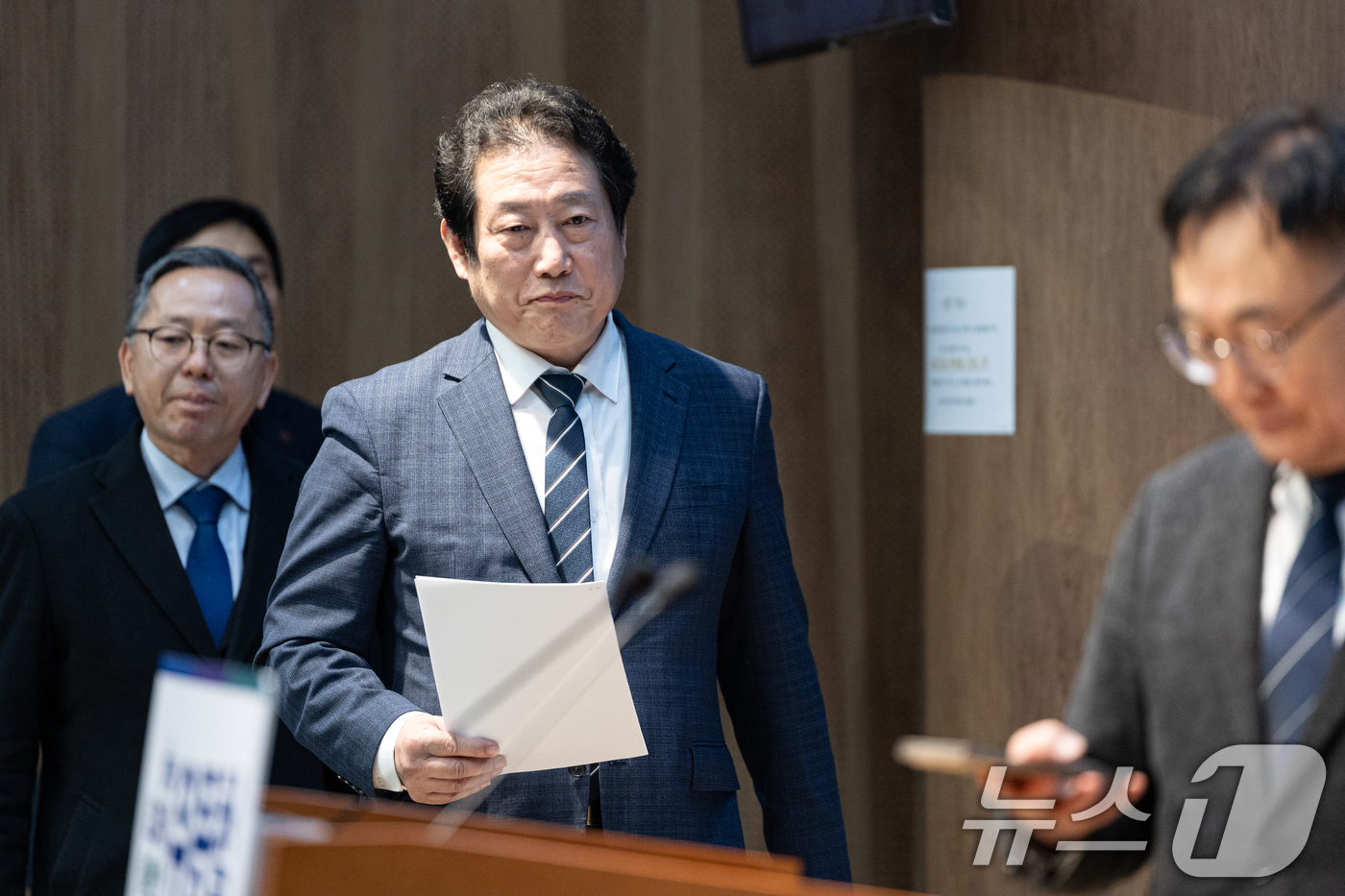 (서울=뉴스1) 이승배 기자 = 유동철 더불어민주당 부산수영구지역위원장이 9일 서울 국회 여의도 소통관에서 최고위원 출마선언을 위해 단상으로 향하고 있다. 2025.12.9/뉴스1 …