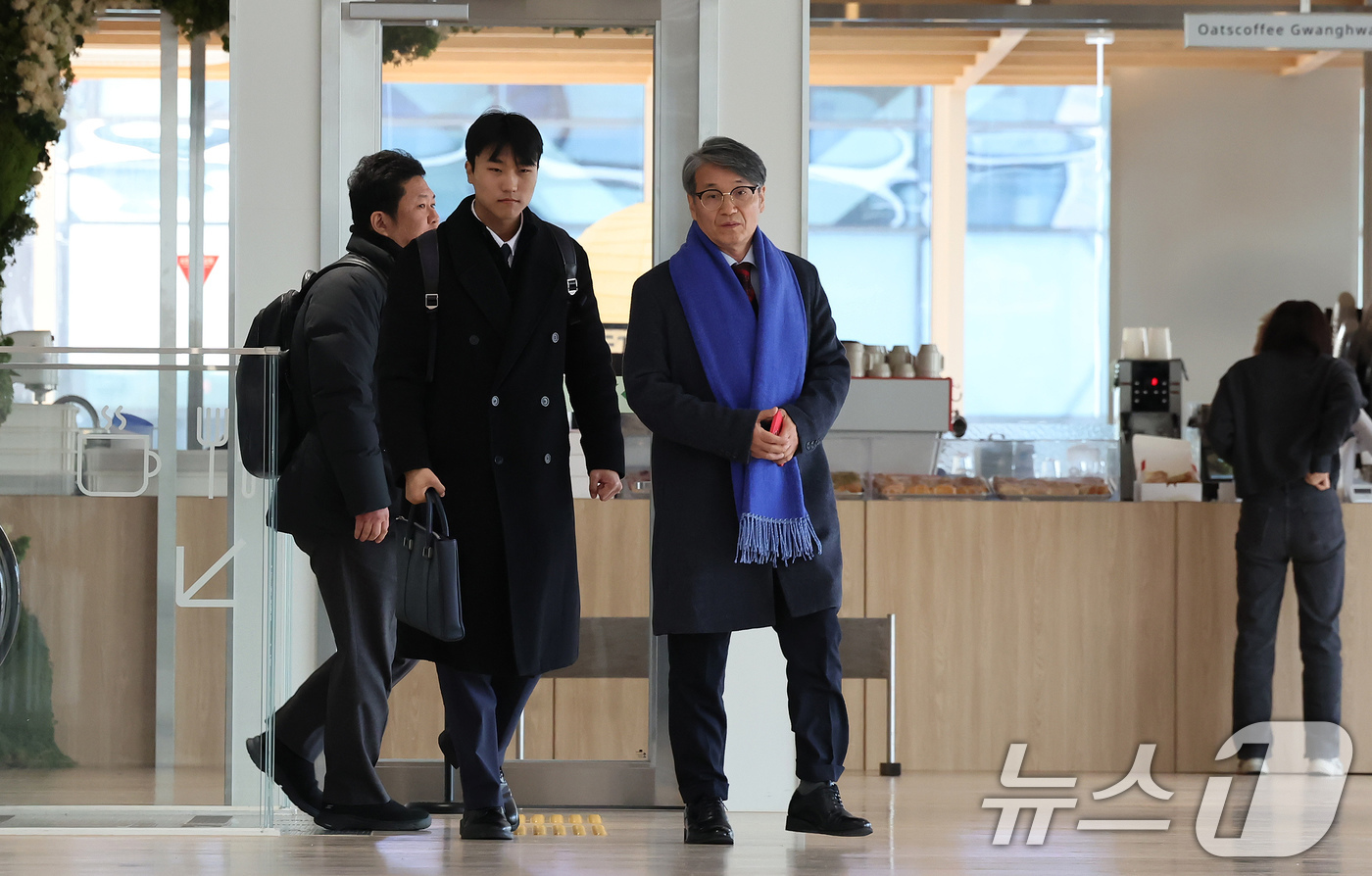 (서울=뉴스1) 장수영 기자 = 김건희 여사에게 명품 가방을 선물한 것으로 알려진 최재영 목사가 9일 오전 서울 종로구 광화문 KT 빌딩에 위치한 김건희 특검에 참고인 신분으로 출 …