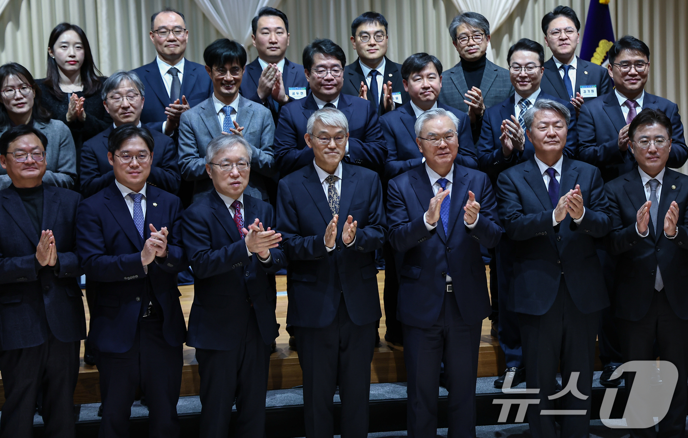 (서울=뉴스1) 김도우 기자 = 천대엽 법원행정처장을 비롯한 참석자들이 9일 서울 서초구 서울법원종합청사에서 열린 '국민을 위한 사법제도 개편 과제 공청회'에 참석해 기념촬영을 하 …