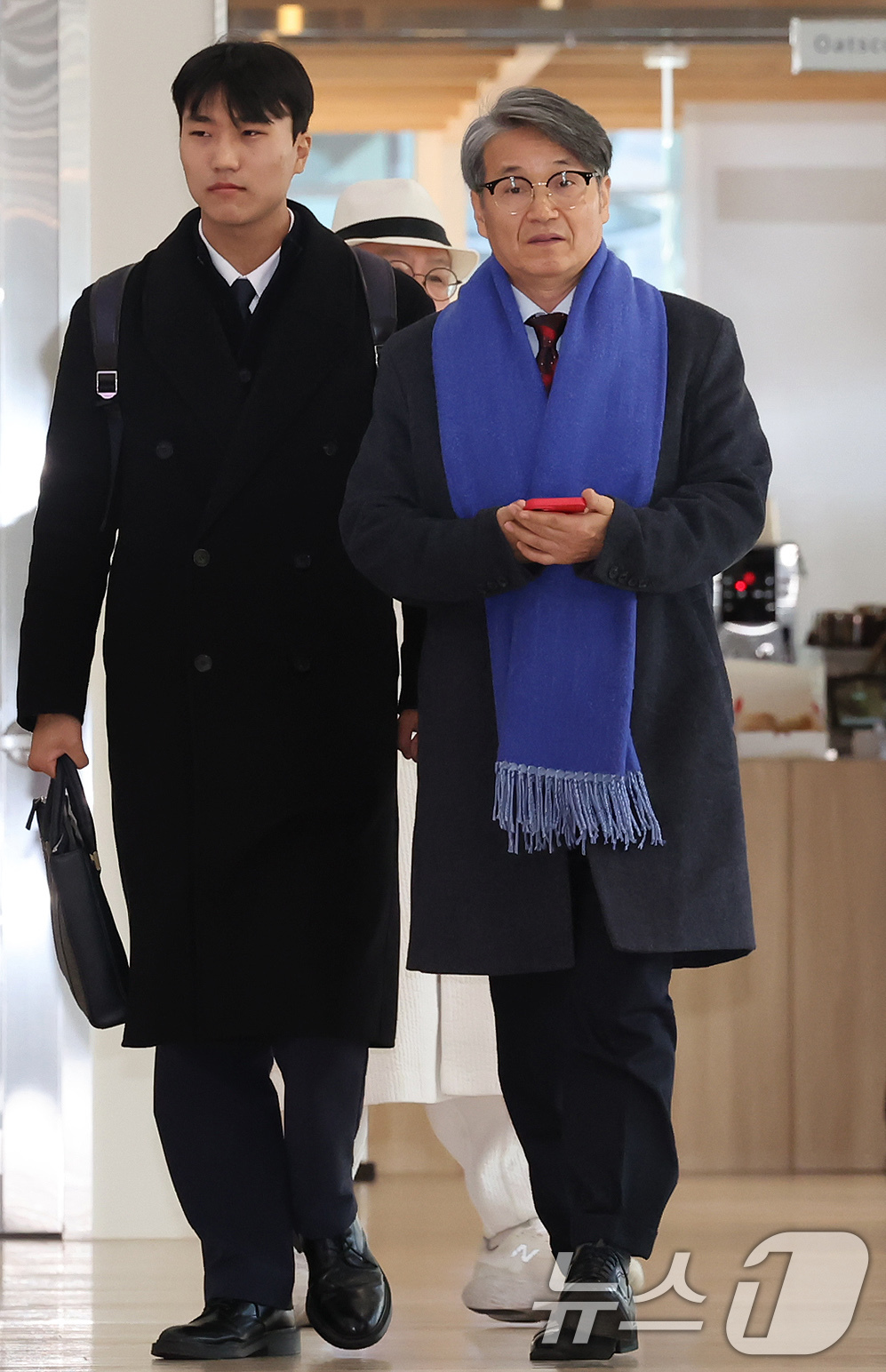 (서울=뉴스1) 장수영 기자 = 김건희 여사에게 명품 가방을 선물한 것으로 알려진 최재영 목사가 9일 오전 서울 종로구 광화문 KT 빌딩에 위치한 김건희 특검에 참고인 신분으로 출 …