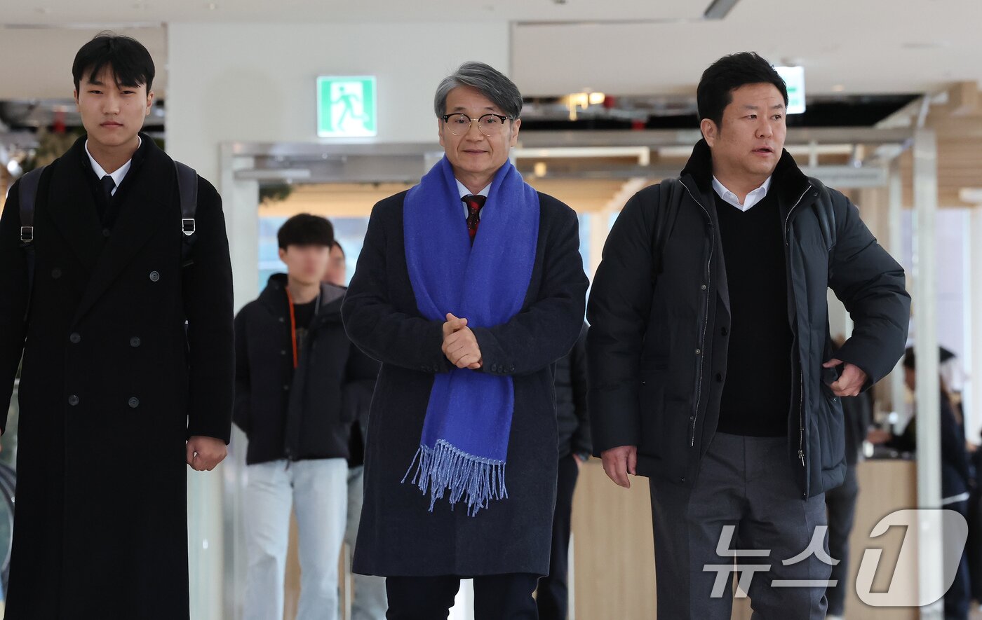 본문 이미지 - 김건희 여사에게 명품 가방을 선물한 것으로 알려진 최재영 목사가 9일 오전 서울 종로구 광화문 KT 빌딩에 위치한 김건희 특검에 참고인 신분으로 출석하고 있다. 2025.12.9/뉴스1 ⓒ News1 장수영 기자