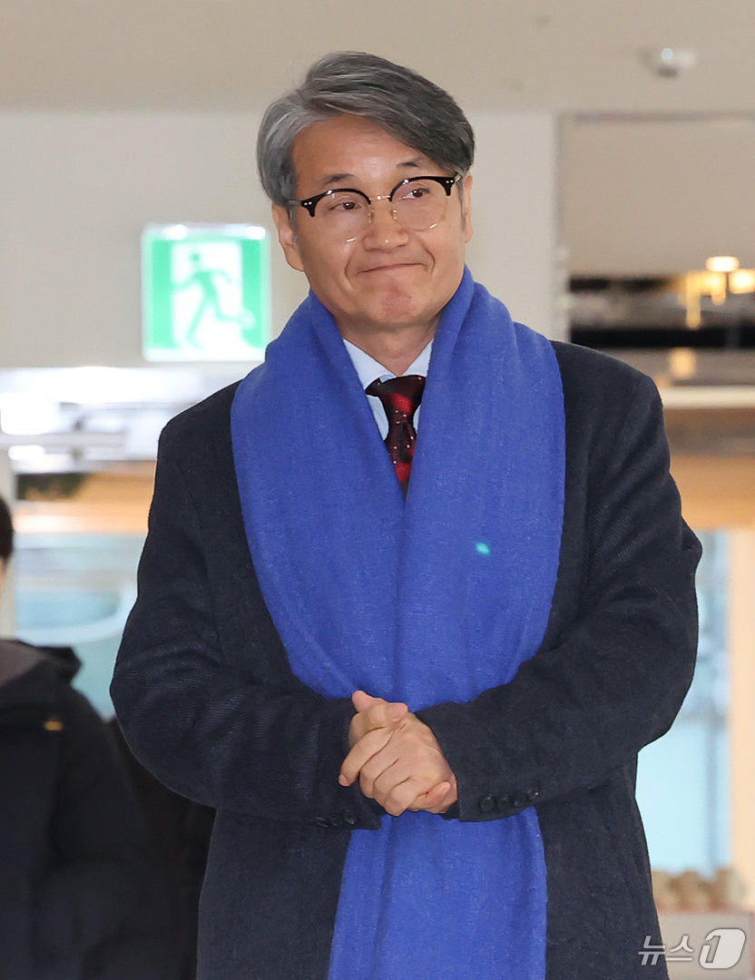 (서울=뉴스1) 장수영 기자 = 김건희 여사에게 명품 가방을 선물한 것으로 알려진 최재영 목사가 9일 오전 서울 종로구 광화문 KT 빌딩에 위치한 김건희 특검에 참고인 신분으로 출 …