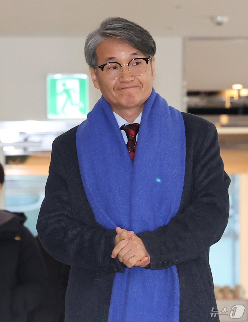 본문 이미지 - 김건희 여사에게 명품 가방을 선물한 것으로 알려진 최재영 목사가 9일 오전 서울 종로구 광화문 KT 빌딩에 위치한 김건희 특검에 참고인 신분으로 출석하고 있다. 2025.12.9/뉴스1 ⓒ News1 장수영 기자