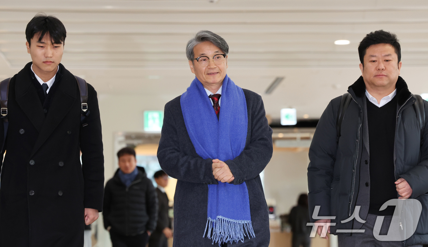 (서울=뉴스1) 장수영 기자 = 김건희 여사에게 명품 가방을 선물한 것으로 알려진 최재영 목사가 9일 오전 서울 종로구 광화문 KT 빌딩에 위치한 김건희 특검에 참고인 신분으로 출 …