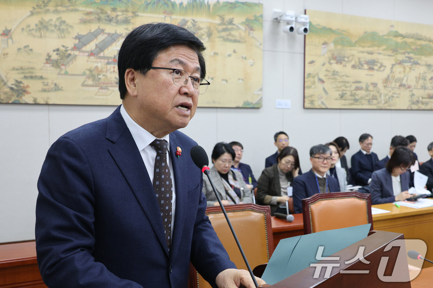 (서울=뉴스1) 신웅수 기자 = 최교진 교육부 장관이 9일 서울 여의도 국회에서 교육위원회 전체회의에서 발언하고 있다. 2025.12.9/뉴스1