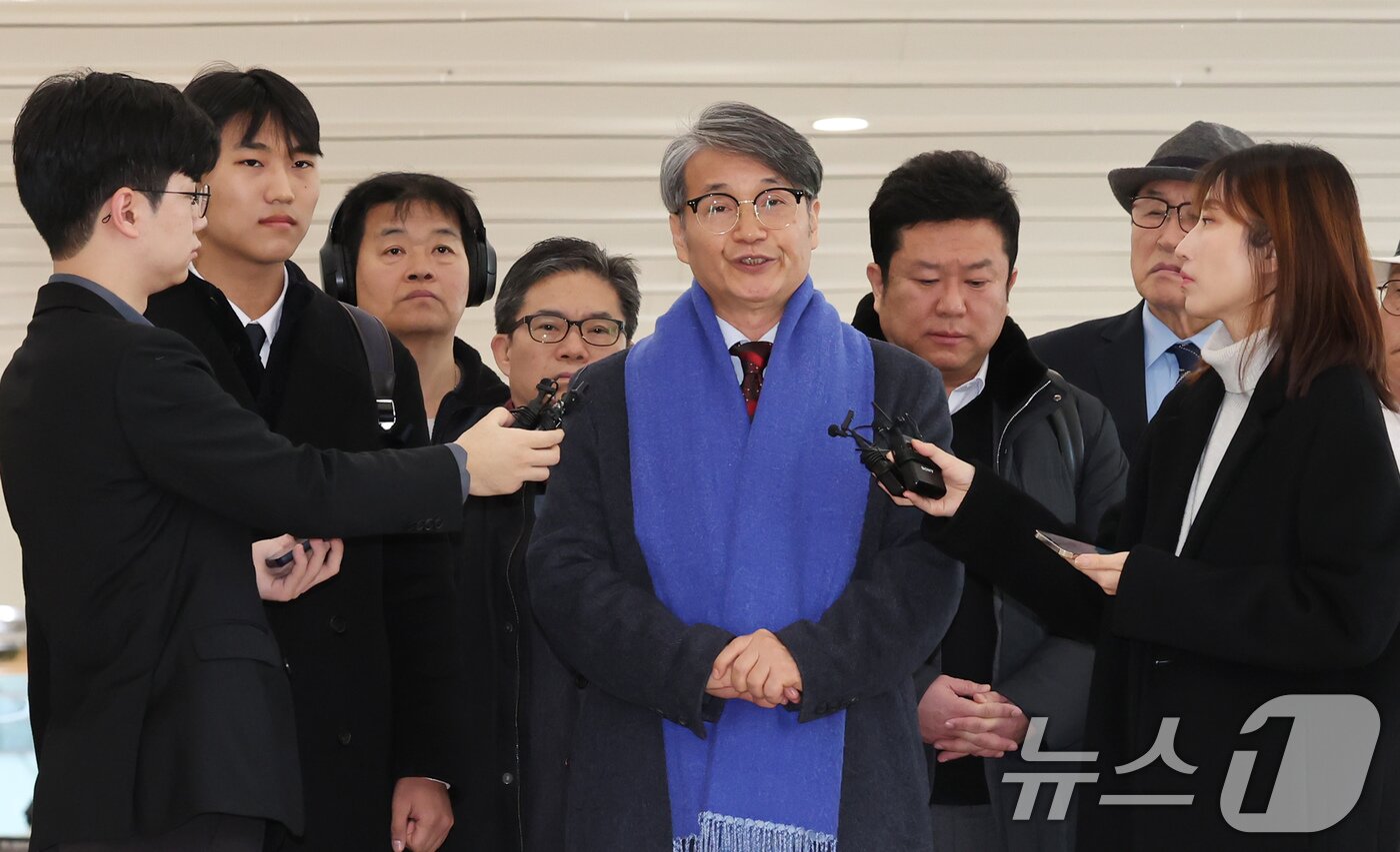 본문 이미지 - 김건희 여사에게 명품 가방을 선물한 것으로 알려진 최재영 목사가 9일 오전 서울 종로구 광화문 KT 빌딩에 위치한 김건희 특검에 참고인 신분으로 출석하며 취재진 질문에 답변하고 있다. 2025.12.9/뉴스1 ⓒ News1 장수영 기자