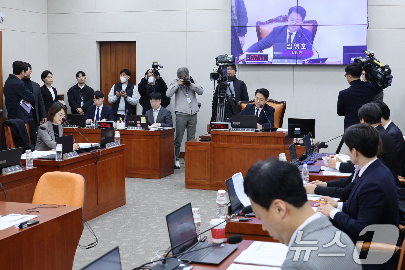 (서울=뉴스1) 신웅수 기자 = 김영호 위원장이 9일 서울 여의도 국회에서 교육위원회 전체회의에서 안건을 통과시키고 있다. 2025.12.9/뉴스1