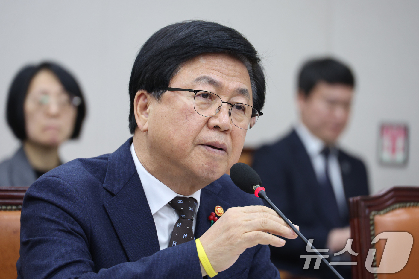 (서울=뉴스1) 신웅수 기자 = 최교진 교육부 장관이 9일 서울 여의도 국회에서 교육위원회 전체회의에서 의원 질의에 답변하고 있다. 2025.12.9/뉴스1