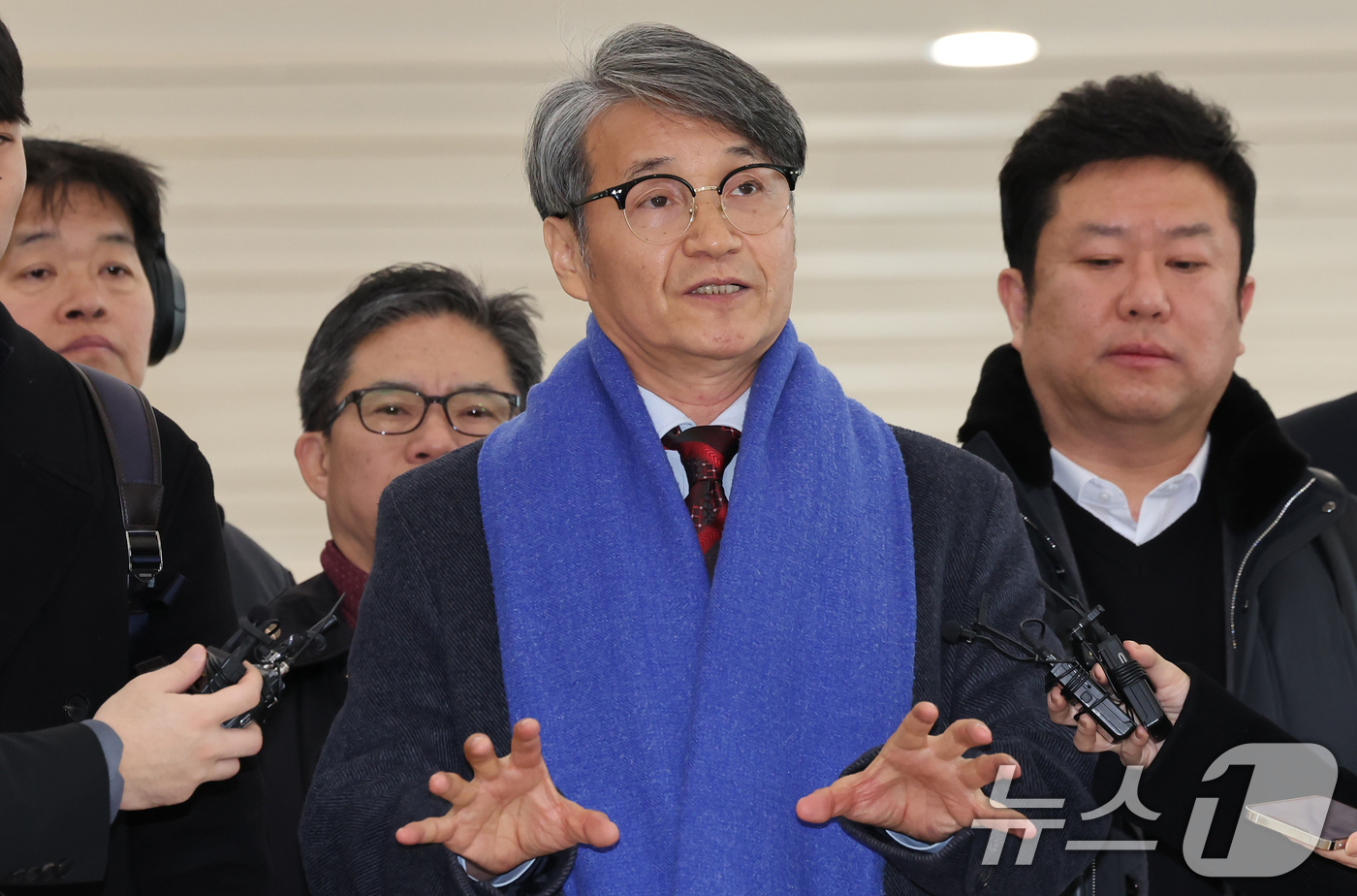 (서울=뉴스1) 장수영 기자 = 김건희 여사에게 명품 가방을 선물한 것으로 알려진 최재영 목사가 9일 오전 서울 종로구 광화문 KT 빌딩에 위치한 김건희 특검에 참고인 신분으로 출 …