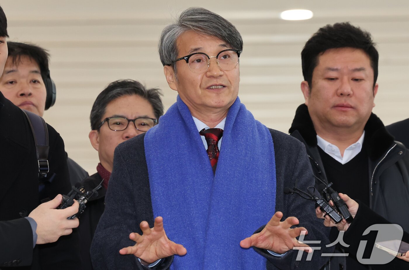 본문 이미지 - 김건희 여사에게 명품 가방을 선물한 것으로 알려진 최재영 목사가 9일 오전 서울 종로구 광화문 KT 빌딩에 위치한 김건희 특검에 참고인 신분으로 출석하며 취재진 질문에 답변하고 있다. 2025.12.9/뉴스1 ⓒ News1 장수영 기자