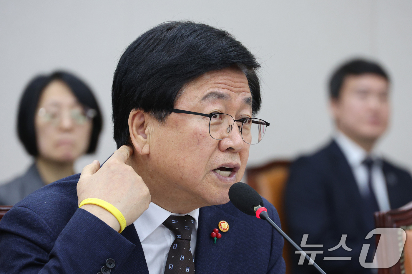 (서울=뉴스1) 신웅수 기자 = 최교진 교육부 장관이 9일 서울 여의도 국회에서 교육위원회 전체회의에서 의원 질의에 답변하고 있다. 2025.12.9/뉴스1