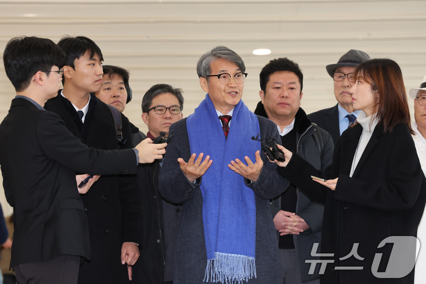 (서울=뉴스1) 장수영 기자 = 김건희 여사에게 명품 가방을 선물한 것으로 알려진 최재영 목사가 9일 오전 서울 종로구 광화문 KT 빌딩에 위치한 김건희 특검에 참고인 신분으로 출 …