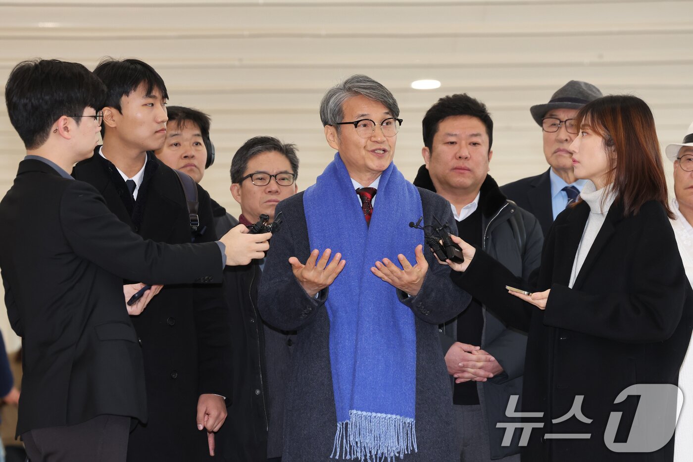 본문 이미지 - 김건희 여사에게 명품 가방을 선물한 것으로 알려진 최재영 목사가 9일 오전 서울 종로구 광화문 KT 빌딩에 위치한 김건희 특검에 참고인 신분으로 출석하며 취재진 질문에 답변하고 있다. 2025.12.9/뉴스1 ⓒ News1 장수영 기자