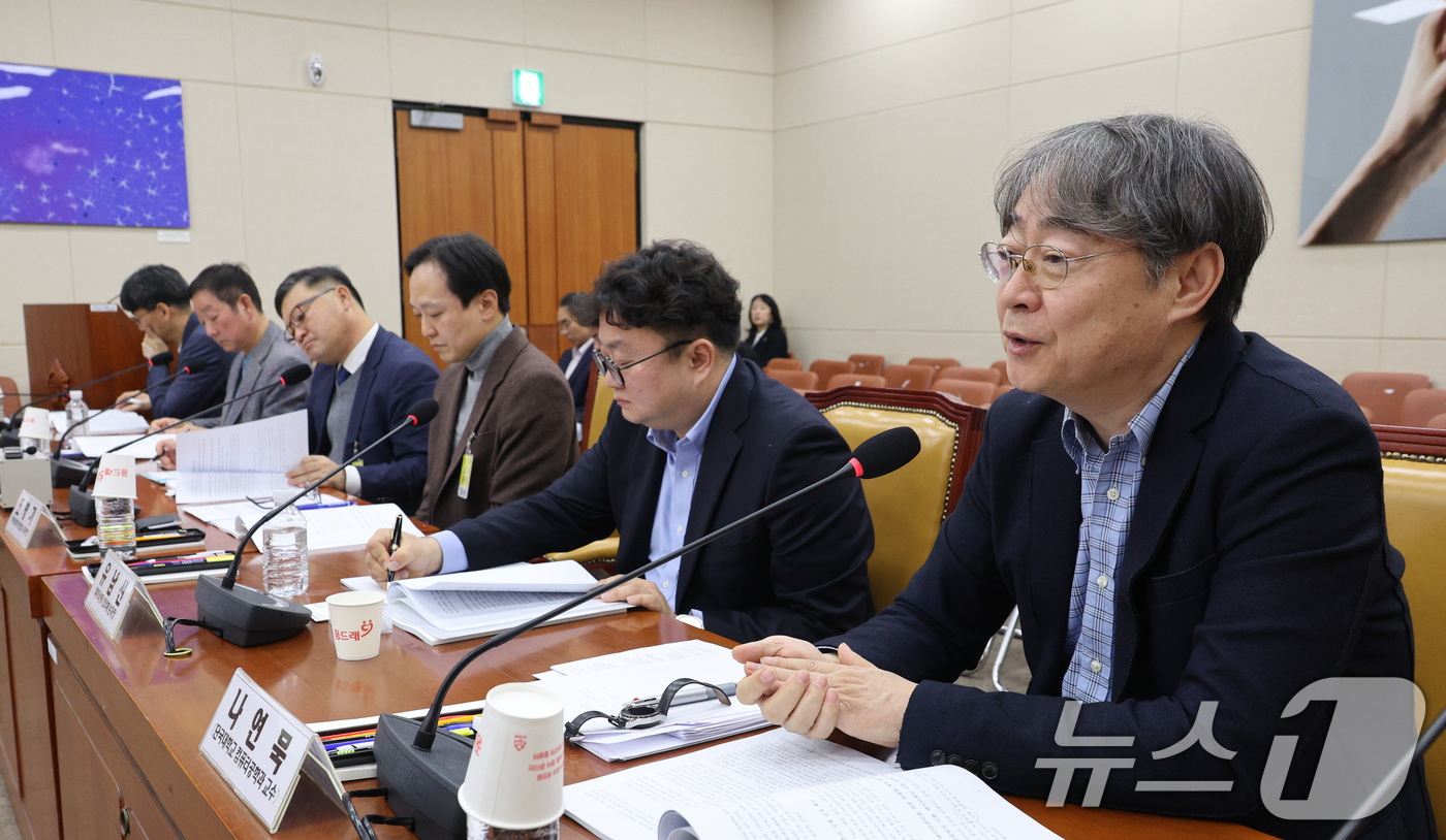 (서울=뉴스1) 신웅수 기자 = 나연묵 단국대 컴퓨터공학과 교수가 9일 서울 여의도 국회 과학기술정보방송통신위원회에서 열린 인공지능(AI) 제정법 관련 입법 공청회에서 발언하고 있 …