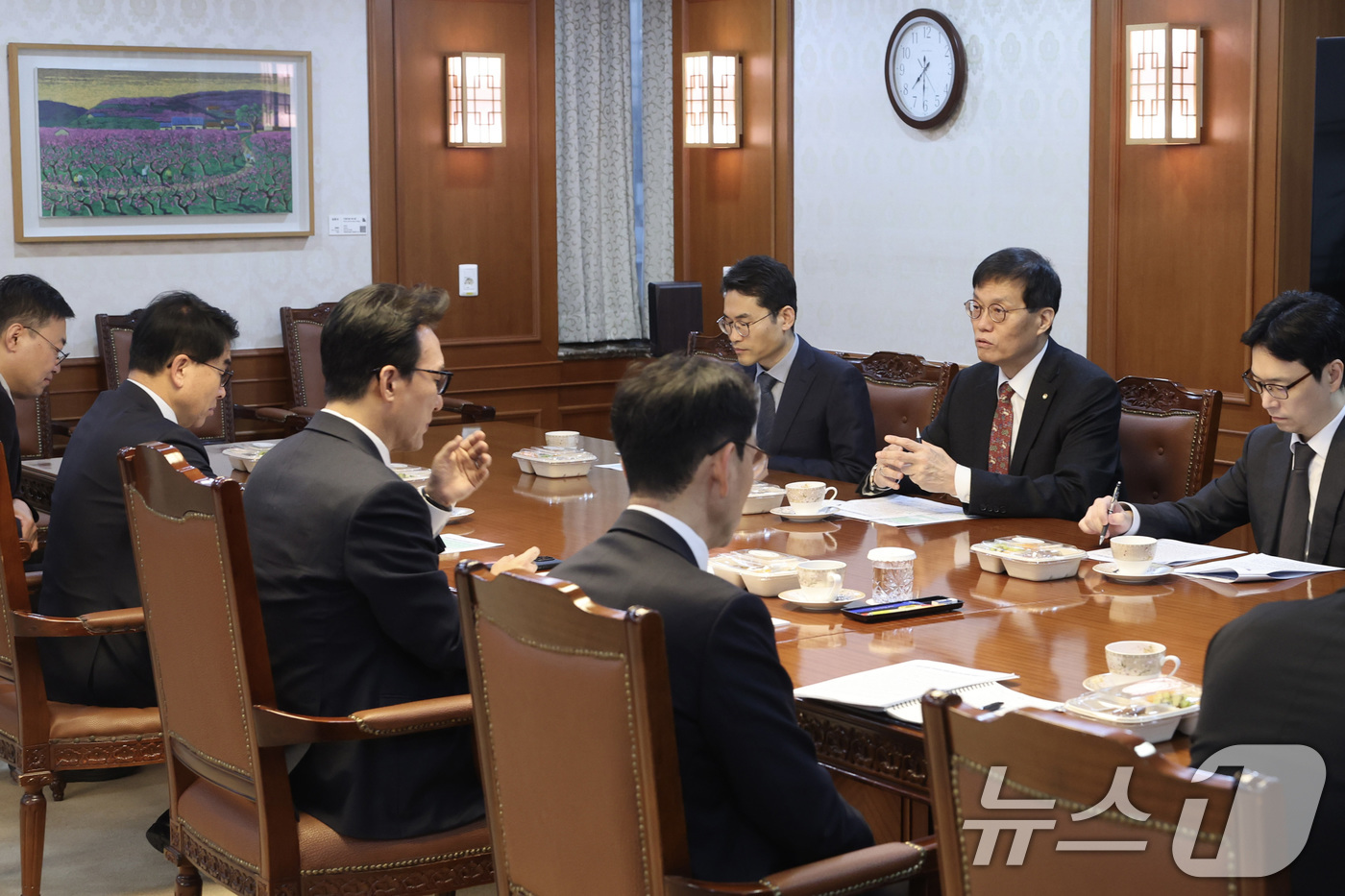 (서울=뉴스1) 임세영 기자 = 김민석 국무총리와 이창용 한국은행 총재가 9일 오전 서울 종로구 정부서울청사 국무총리 집무실에서 경제현안 간담회를 갖고 있다. (총리실 제공. 재판 …