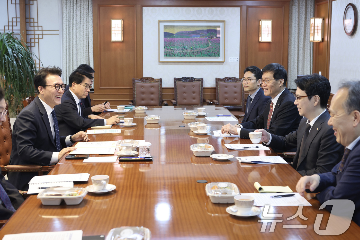 (서울=뉴스1) 임세영 기자 = 김민석 국무총리와 이창용 한국은행 총재가 9일 오전 서울 종로구 정부서울청사 국무총리 집무실에서 경제현안 간담회를 갖고 있다. (총리실 제공. 재판 …