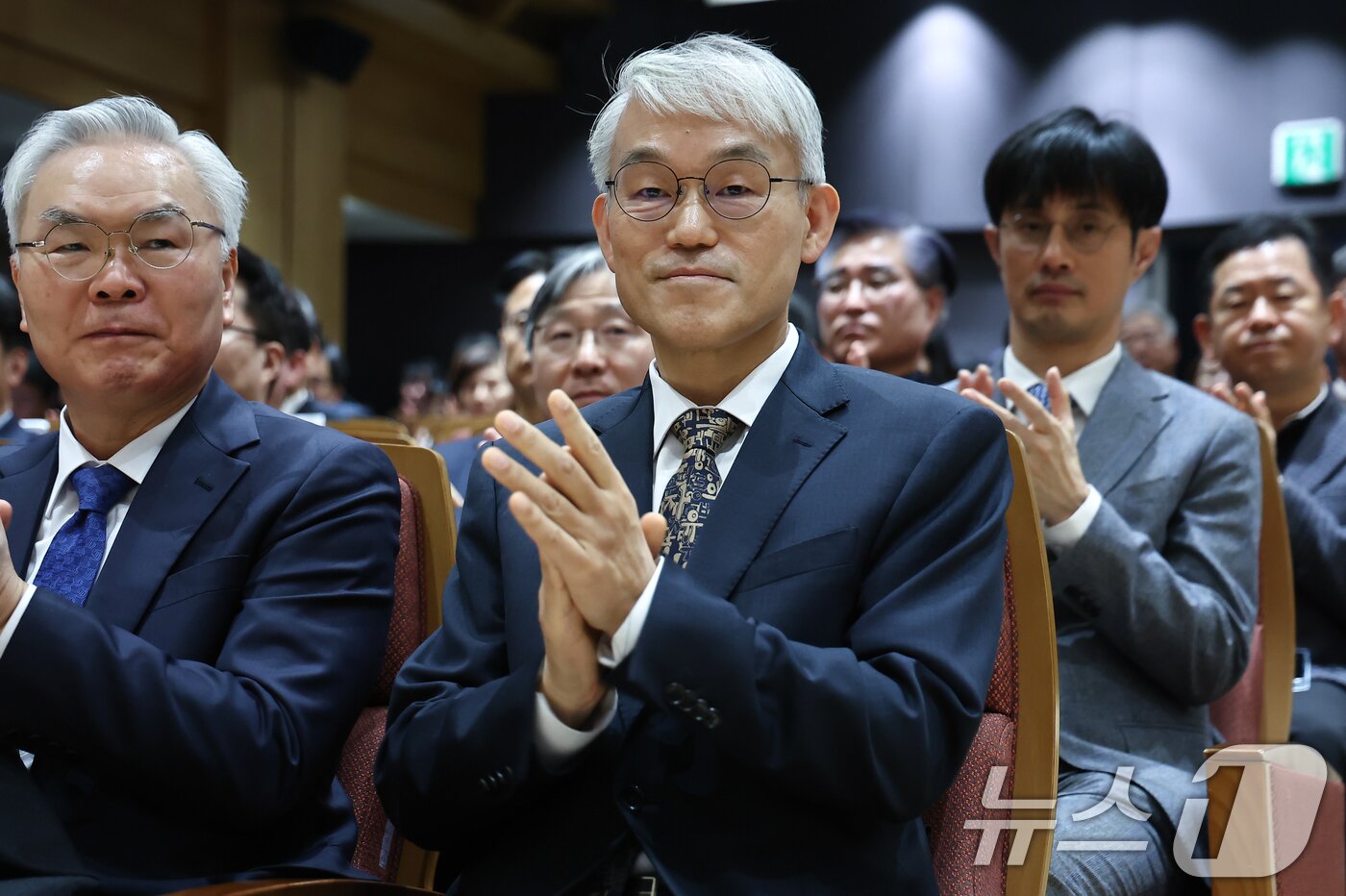 본문 이미지 - 천대엽 법원행정처장이 9일 서울 서초구 서울법원종합청사에서 열린 &#39;국민을 위한 사법제도 개편 과제 공청회&#39;에 참석해 손뼉을 치고 있다. 2025.12.9/뉴스1 ⓒ News1 김도우 기자