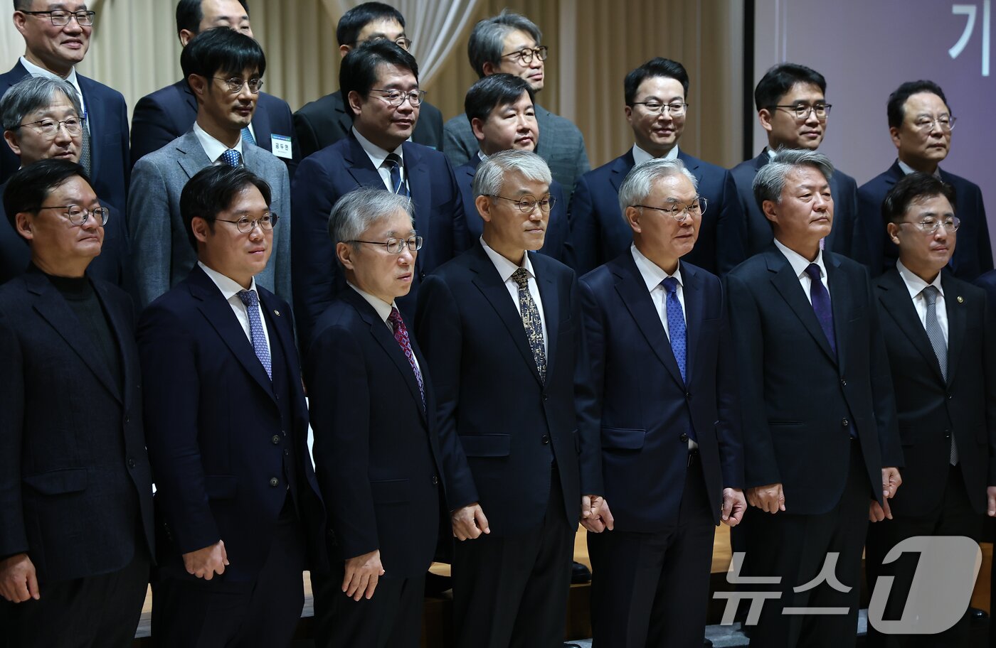 본문 이미지 - 천대엽 법원행정처장을 비롯한 참석자들이 9일 서울 서초구 서울법원종합청사에서 열린 &#39;국민을 위한 사법제도 개편 과제 공청회&#39;에 참석해 기념촬영을 하고 있다. 2025.12.9/뉴스1 ⓒ News1 김도우 기자