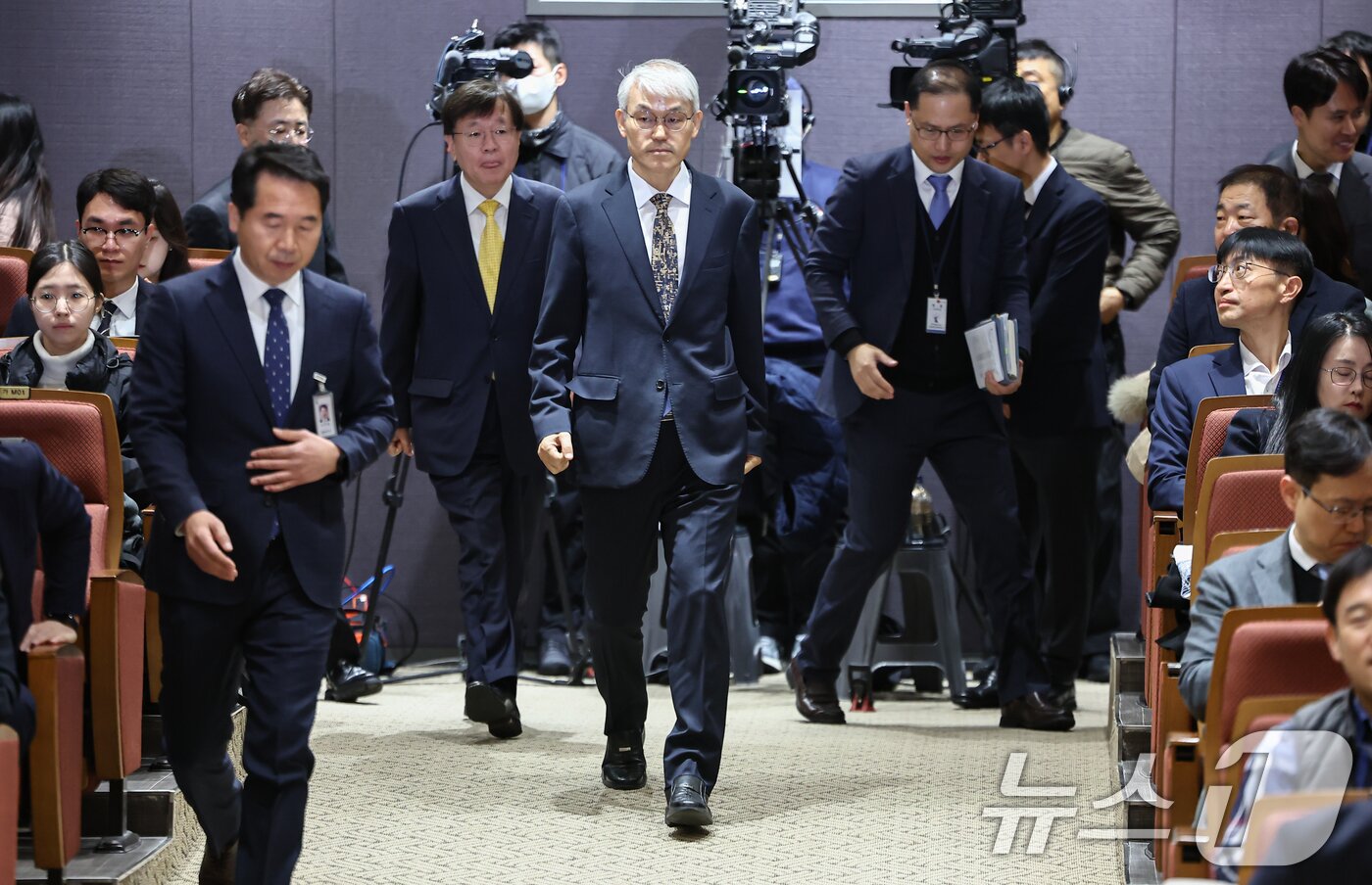 본문 이미지 - 천대엽 법원행정처장을 비롯한 참석자들이 9일 서울 서초구 서울법원종합청사에서 열린 &#39;국민을 위한 사법제도 개편 과제 공청회&#39;에 참석하고 있다. 2025.12.9/뉴스1 ⓒ News1 김도우 기자